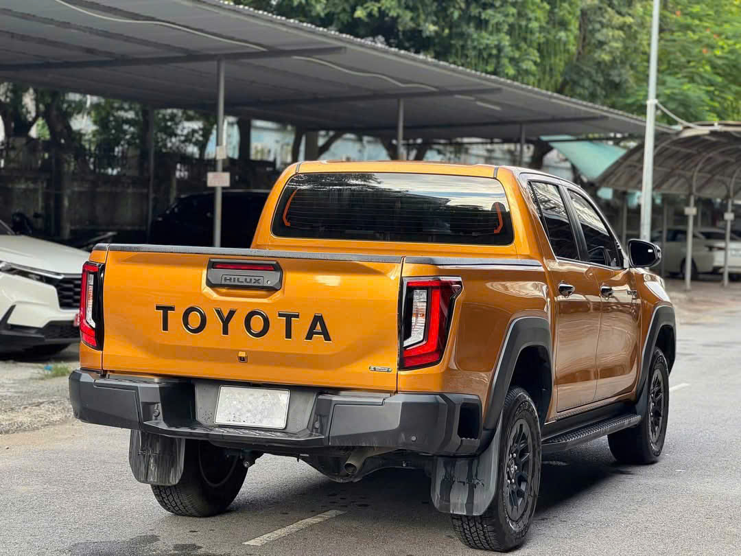 So sánh VinFast VF Wild và Toyota Hilux