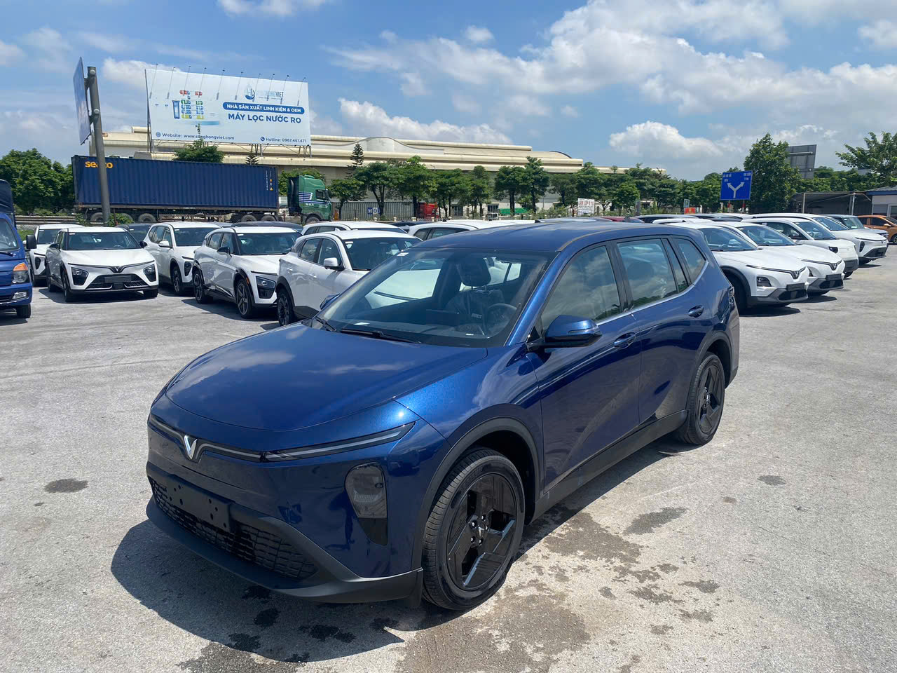 Vinfast VF MPV7 Xanh Cavansite